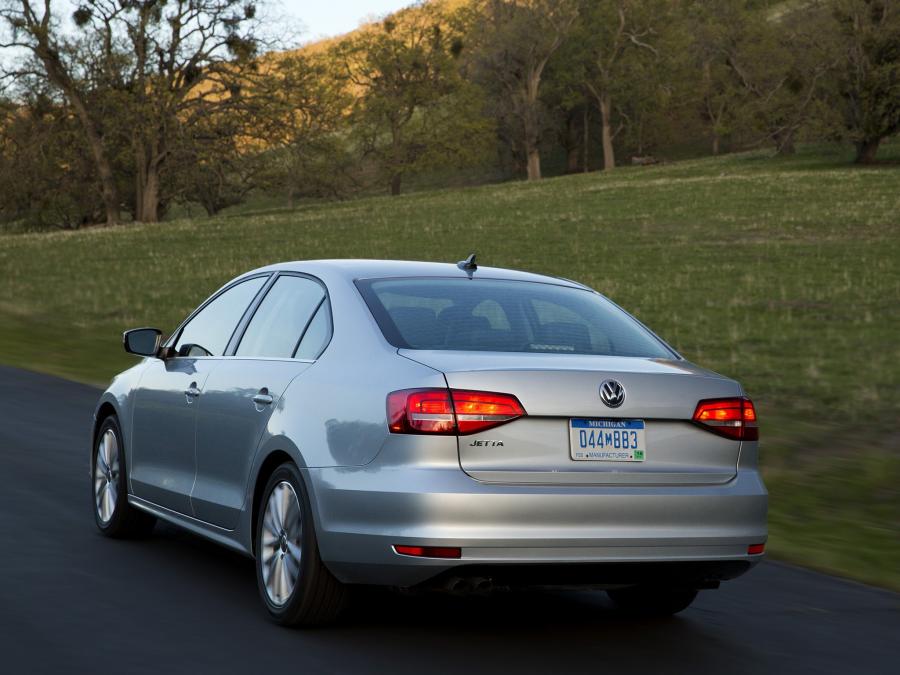  Volkswagen Jetta 2015 года  (US) (фото 8 из 62)